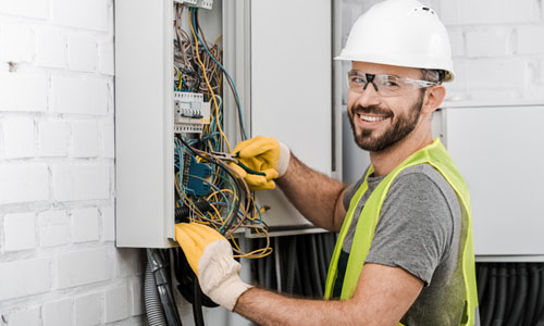 Électricien joyeux en train de travailler