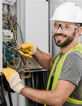 Électricien joyeux en train de travailler
