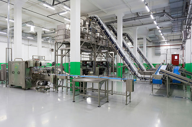 Salle avec équipements industrielles